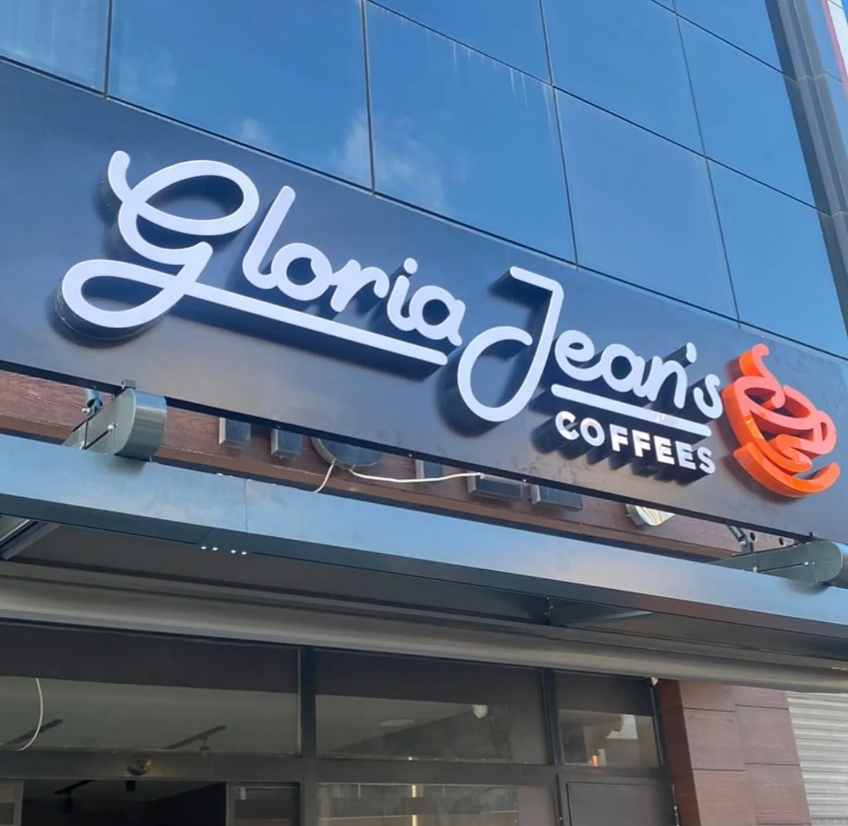 Gloria Jeans cephe kutu harf uygulaması