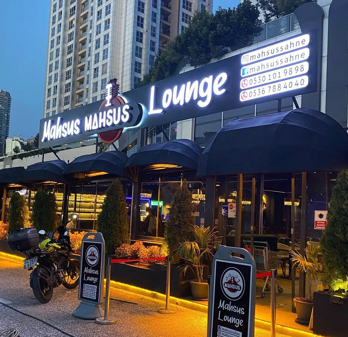 Lounge açık hava alanı ışıklı kutu harf tabela